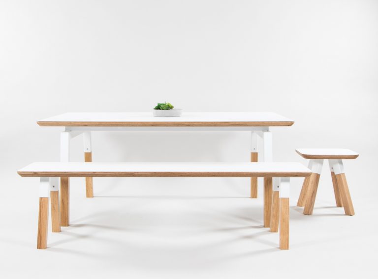 Ellie Table White top with Ellie Stools